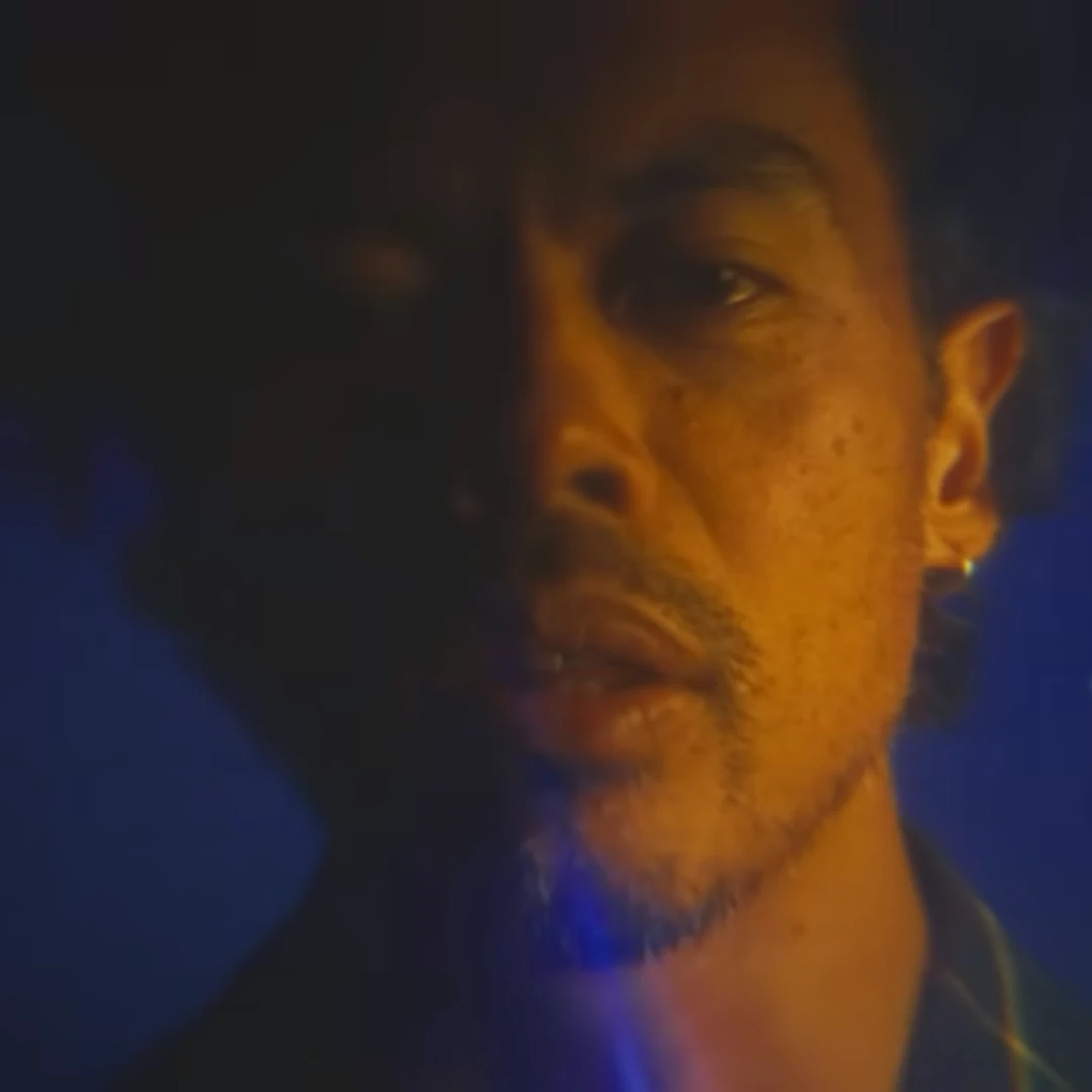 -Dougy Mandagi, vocalista de la banda: The Temper Trap.4.webp