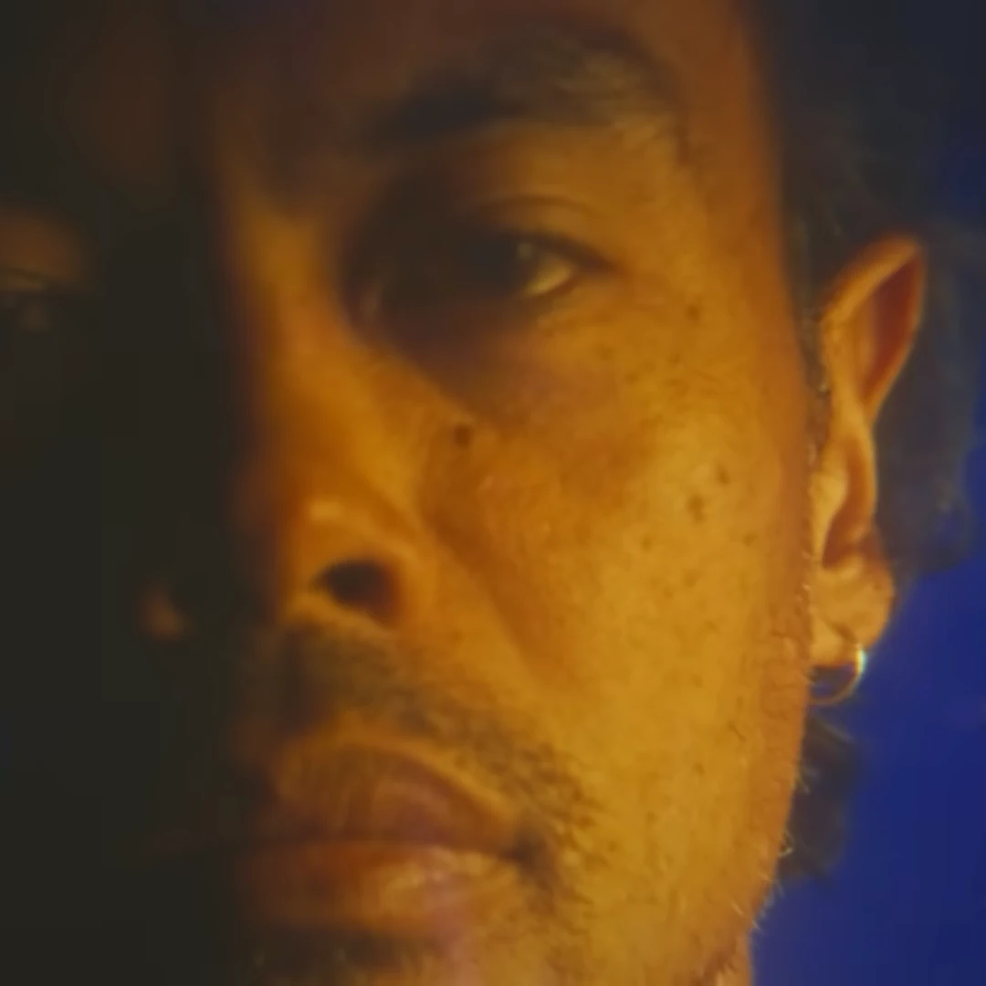 -Dougy Mandagi, vocalista de la banda: The Temper Trap.3.webp