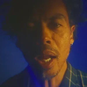 -Dougy Mandagi, vocalista de la banda: The Temper Trap.2.webp