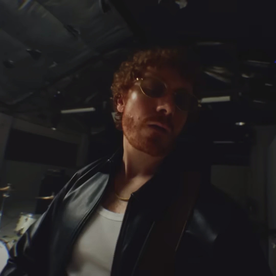 Jonathon Aherne es uno de los componentes del grupo musical: The Temper.Trap.2.webp