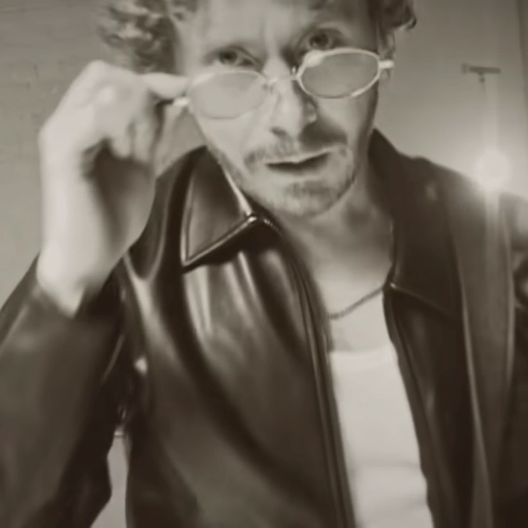 Jonathon Aherne es uno de los componentes del grupo musical: The Temper Trap.